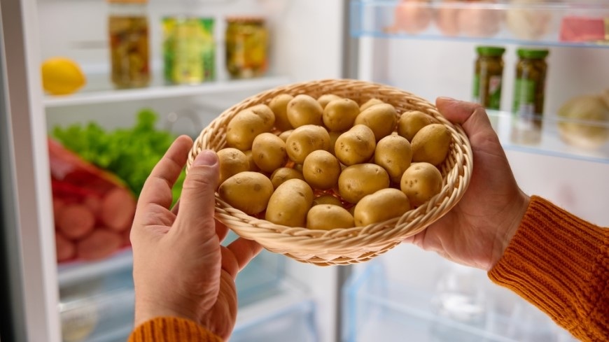 Čo (ne)patrí do chladničky? ukladanie zemiakov v košíku do chladničky