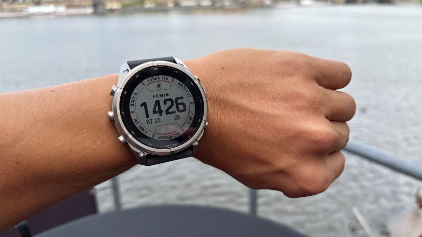 Nové Garmin Fēnix 9 sú vonku – máme detaily doslova z prvej ruky! Nové hodinky Garmin Fenix 9 na zápästí muža