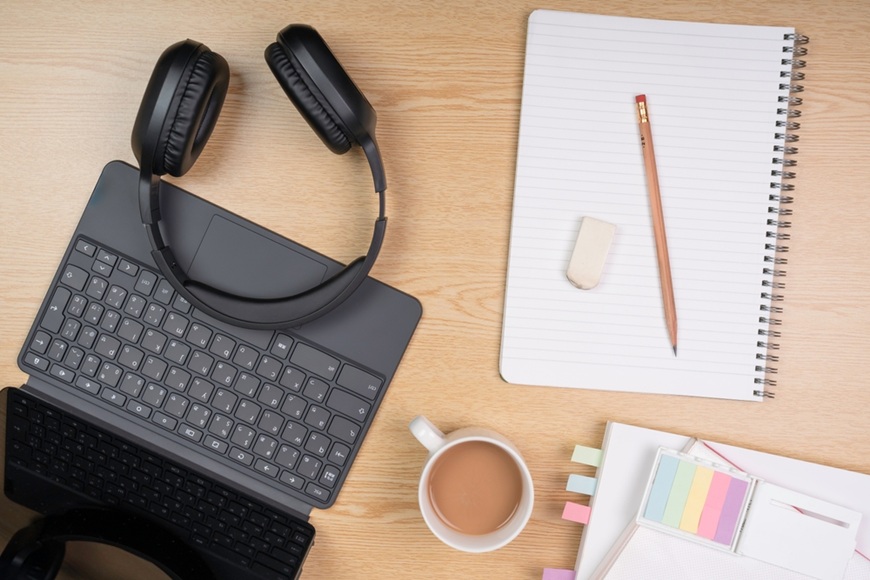 Slúchadlá ako vaša osobná audio bublina: Ako si vybrať tie správne do mesta, práce aj na cestovanie slúchadlá na stole so zápisníkom a notebookom