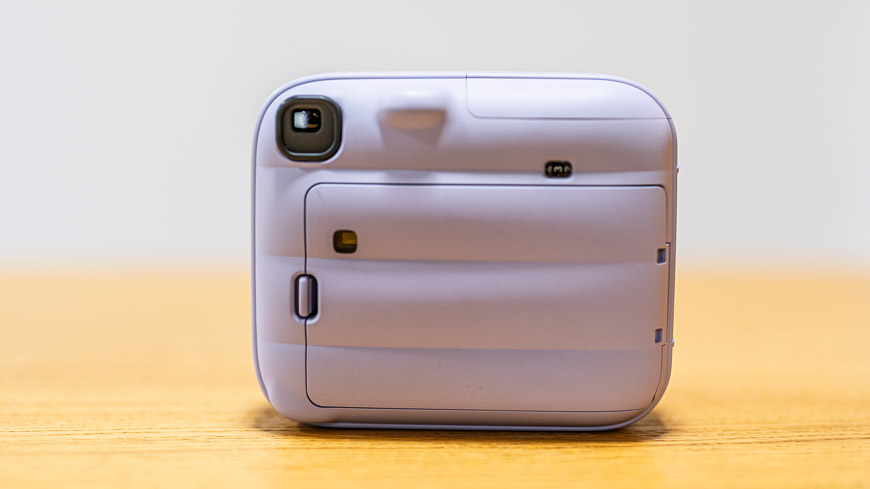 fialový instax Mini 13 zozadu