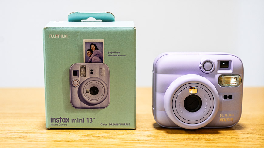 zelená krabička a fialový instax Mini 13