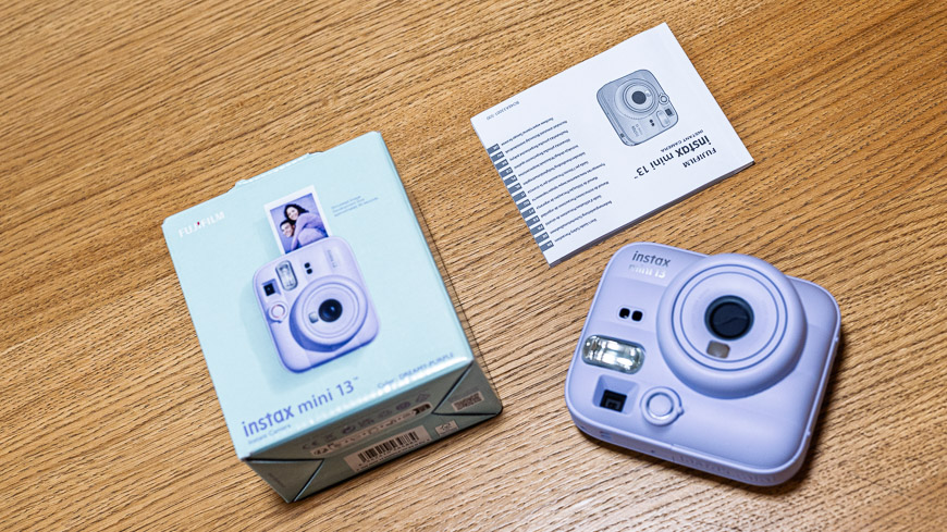 krabička od instaxu, príbalový leták a fialový instax Mini 13