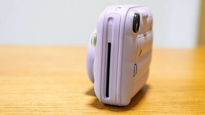 fialový instax Mini 13 zboku