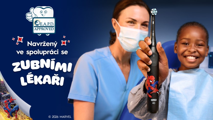 Oral-B iO Kids: Ako naučiť deti správne si čistiť zuby, aby sa vyhli kazom Chlapec drží detský elektrický zubný kefku Oral-B iO Kids