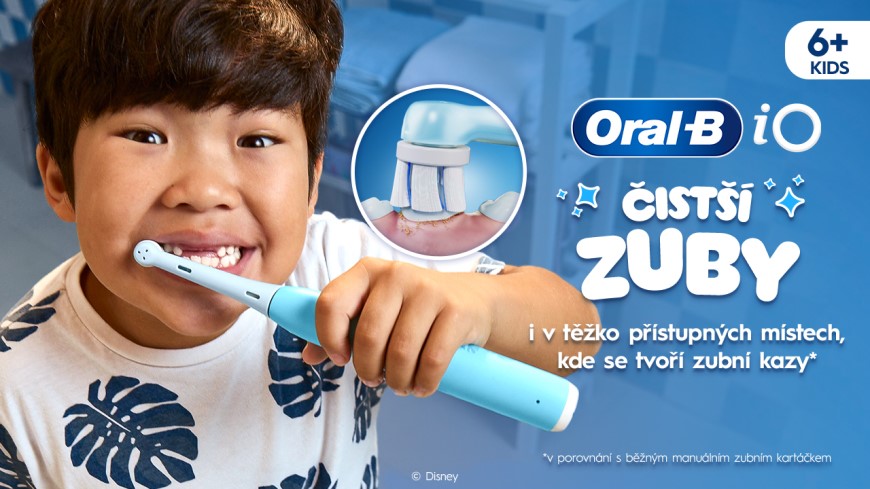 Oral-B iO Kids: Ako naučiť deti správne si čistiť zuby, aby sa vyhli kazom Chlapček si čistí zuby s detským elektrickým zubným kefkou Oral-B iO Kids