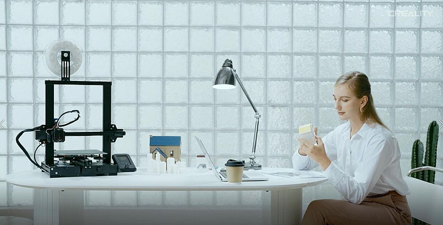 Ako vybrať 3D tlačiareň? Žena navrhuje produkt a tlačí ho na 3D tlačiarni