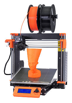 Ako vybrať 3D tlačiareň? Original Prusa i3 MK3S+ 3D printer tlačí oranžovú hlavu faraóna