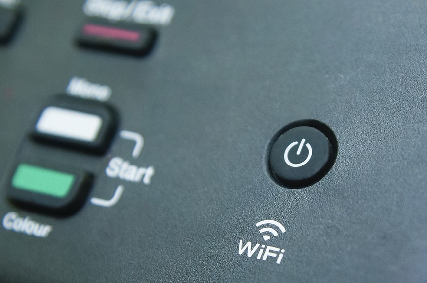 Ako pripojiť tlačiareň k Wi-Fi? Detail na tlačidlo On/Off na ovládacom paneli tlačiarne. Pod ním symbol WiFi.