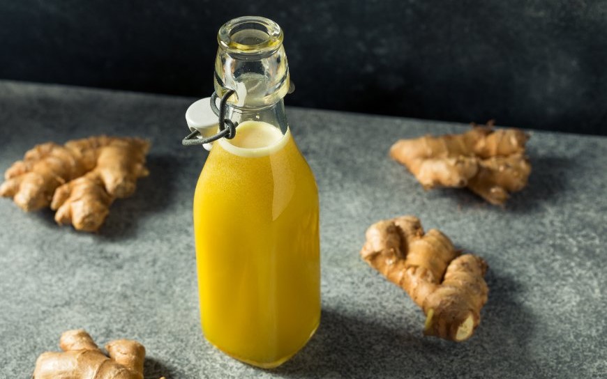 Ako pripraviť domáci sirup? Chuť leta ukrytá v každej kvapke Zázvorový sirup vo fľaši položený na stole.