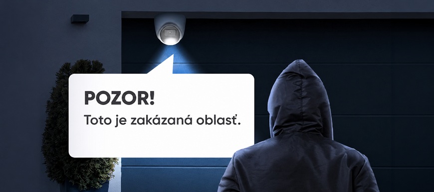 HiLook Smart Hybrid Light: Farebné nočné videnie pre domácnosti aj firmy Zlodej stojí pred garážou. Nad bránou je kamera HiLook, ktorá dáva pokyn na opustenie priestoru.