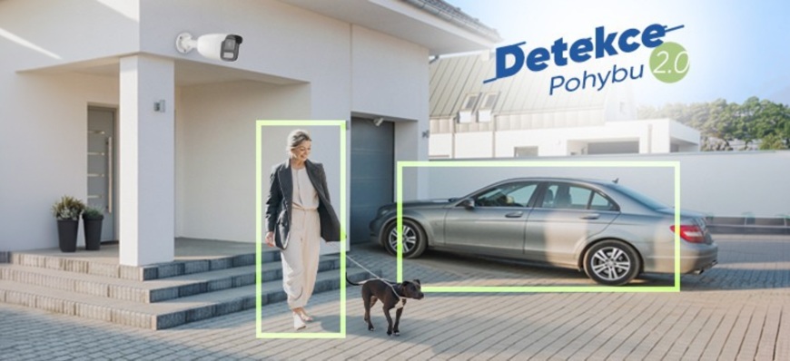 HiLook Smart Hybrid Light: Farebné nočné videnie pre domácnosti aj firmy žena odchádza z domu so psom na vodítku. Na dome je IP kamera HiLook, ktorá detekuje pohyb