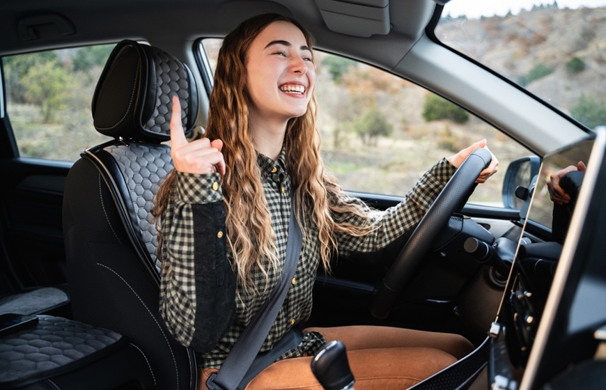Ako vybrať autorádio? žena šoféruje auto a počúva autorádio