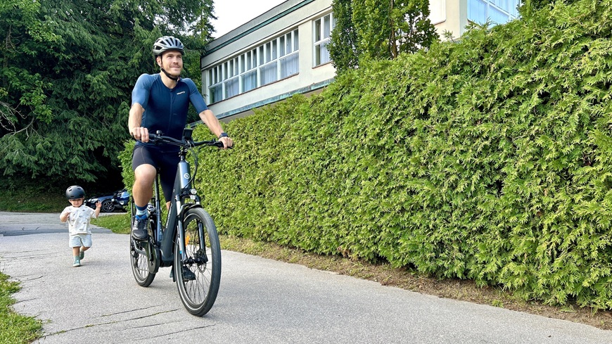 Recenzia: Elektrobicykel GoGEN Aspen MX 720 sa postará o to, aby vaše cyklistické túžby nič nebrzdilo Batoľa márne stíhajúce muža na elektrobicykli GoGEN Aspen MX 720 v šedo-čiernej verzii