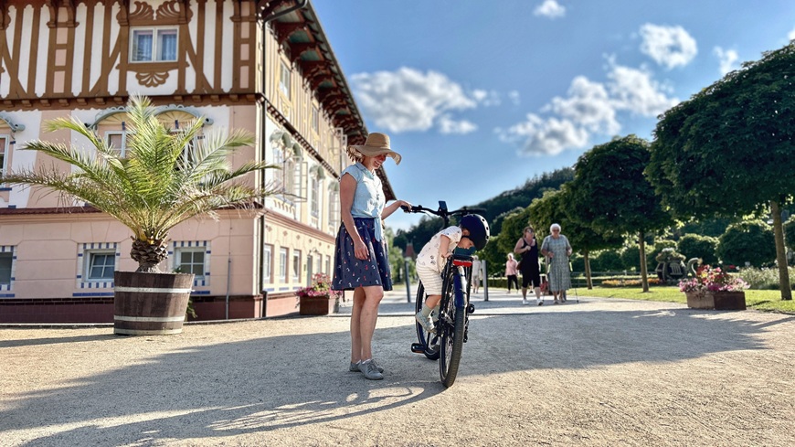 Recenzia: Elektrobicykel GoGEN Aspen MX 720 sa postará o to, aby vaše cyklistické túžby nič nebrzdilo Batoľa snažiace sa nasadnúť na elektrobicykel GoGEN Aspen MX 720 v šedo-čiernom prevedení uprostred kúpeľnej kolonády