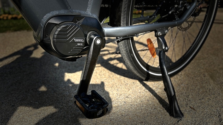 Recenzia: Elektrobicykel GoGEN Aspen MX 720 sa postará o to, aby vaše cyklistické túžby nič nebrzdilo Detail motora Bafang elektrobicykla GoGEN Aspen MX 720, opretého o stojan
