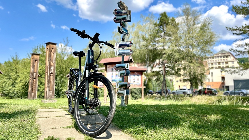 Recenzia: Elektrobicykel GoGEN Aspen MX 720 sa postará o to, aby vaše cyklistické túžby nič nebrzdilo Elektrobike GoGEN Aspen MX 720 v šedo-čiernom prevedení, odstavený pred rozcestníkmi