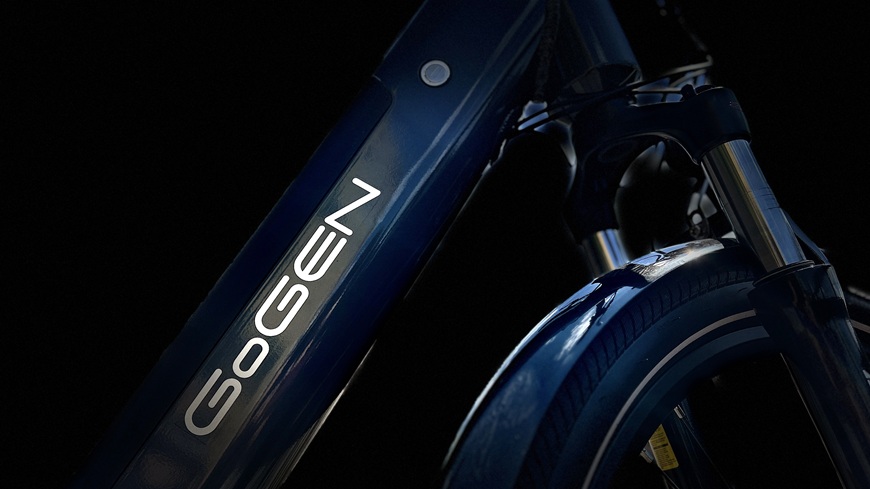 Recenzia: Elektrobicykel GoGEN Aspen MX 720 sa postará o to, aby vaše cyklistické túžby nič nebrzdilo Detail rámu s logom GoGEN a odpruženia SR Suntour elektrobicykla GoGEN Aspen MX 720 v šedo-čiernom prevedení
