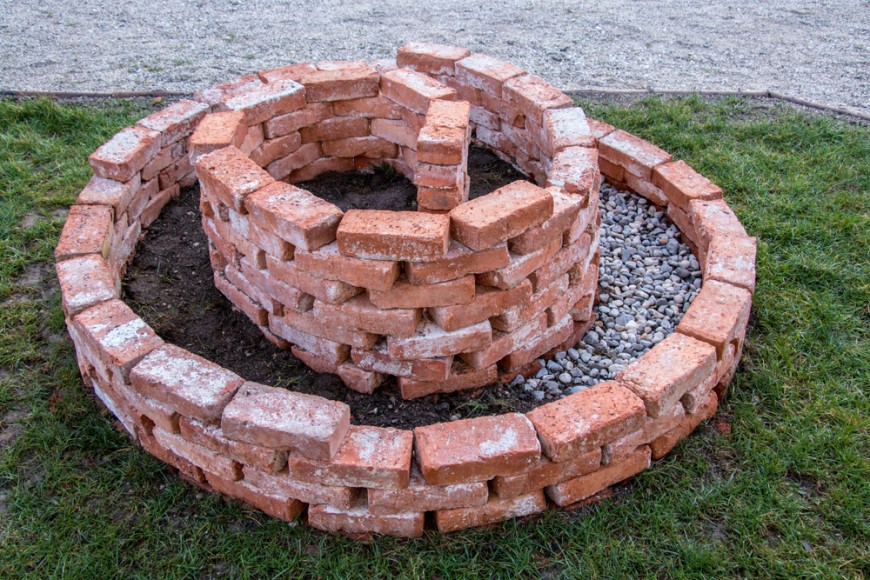 Špirála vystavana z tehál.