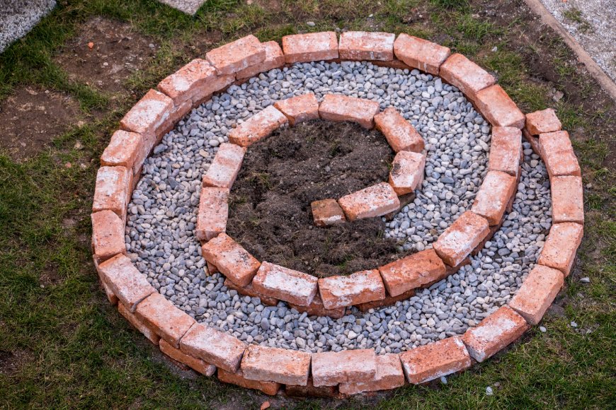Spodná vrstva bylinkovej špirály vysypaná štrkom.