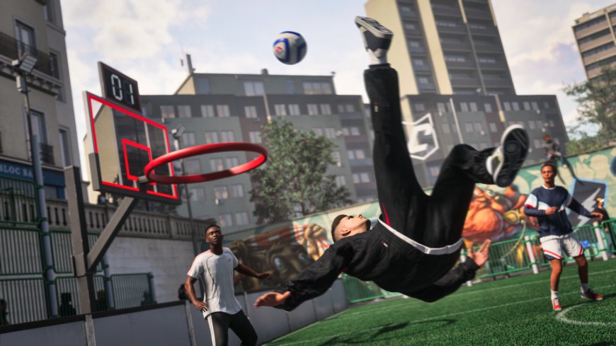 EA Sports FC 27: Aké novinky čakajú na virtuálnom ihrisku? EA Sports FC 27: The Grounds - na ihrisku v meste hrá skupina mužov, hráč vpredu robí salto vzad a kope loptu do basketbalového koša