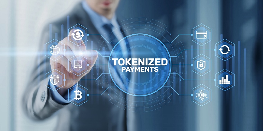 Ako platiť mobilným telefónom? Muž má pred sebou digitálne vytvorené ikony pre Tokenized Payments.
