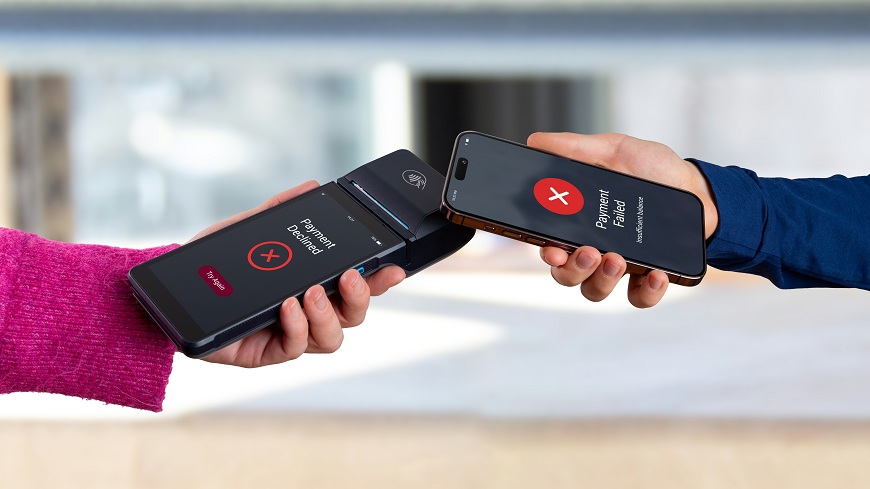 Ako platiť mobilným telefónom? Vľavo žena drží v ruke terminál a vpravo k nemu prikladá muž mobilný telefón. Na oboch zariadeniach je oznámenie o zamietnutí platby.