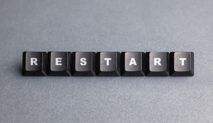 Ako reštartovať notebook? RESTART poskladaný z klávesov klávesnice