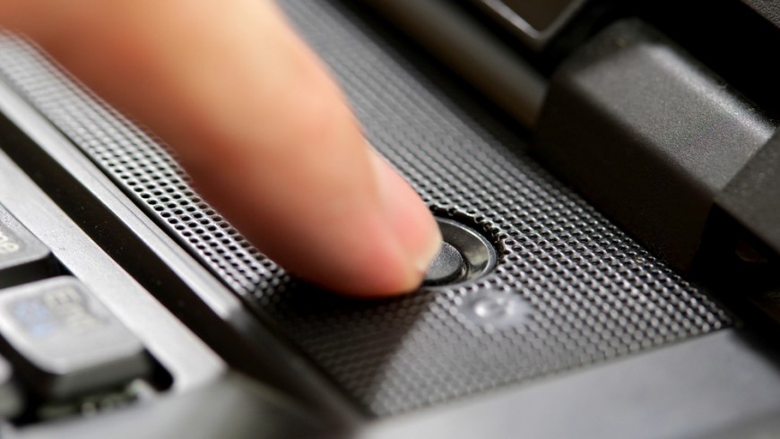 Ako reštartovať notebook? Detailný záber na stlačenie tlačidla ON/OFF