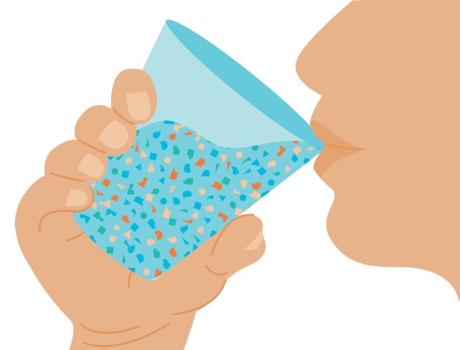Ilustrácia ženy pijúcej zo skla vodu s mikroplastami