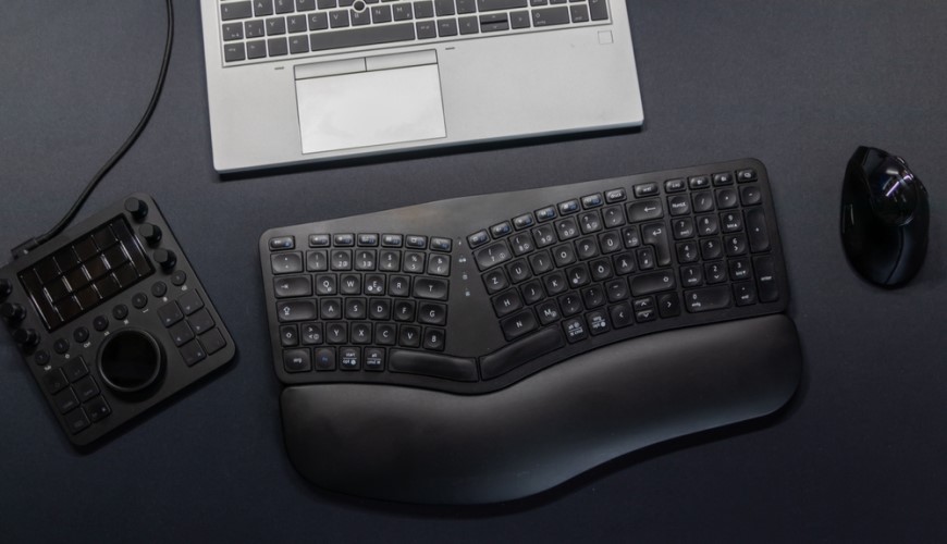 ergonomická klávesnica, myš, notebook