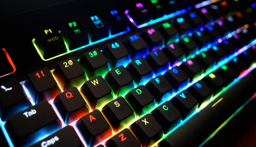 detail podsvietenej RGB klávesnice