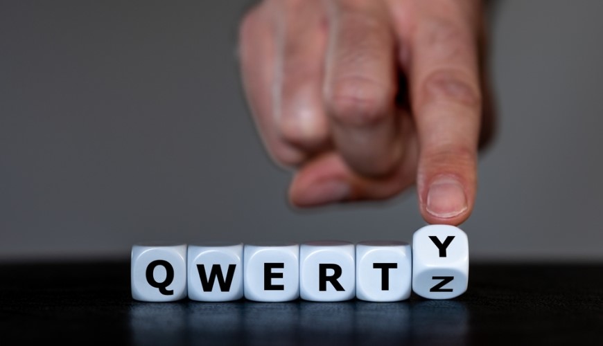 kocky poskladané vedľa seba vytvárajú QWERTZ, na kocke Z/Y je prst