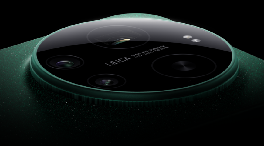 Zaostřeno na TOP 5 fotomobilů současnosti: Se kterým se nejvíc blýsknete? Xiaomi 17 Ultra v smaragdovozelenom vyhotovení s detailným záberom na fotoaparát