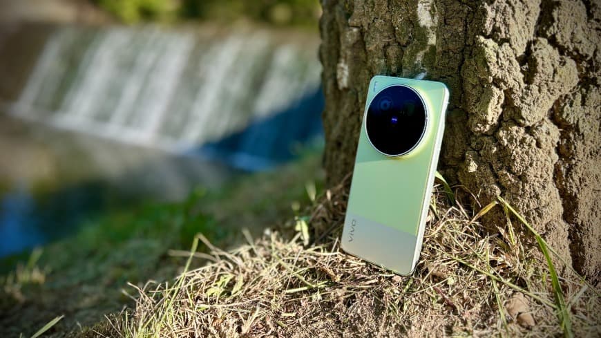Zaostřeno na TOP 5 fotomobilů současnosti: Se kterým se nejvíc blýsknete? vivo X300 Ultra opretý o strom