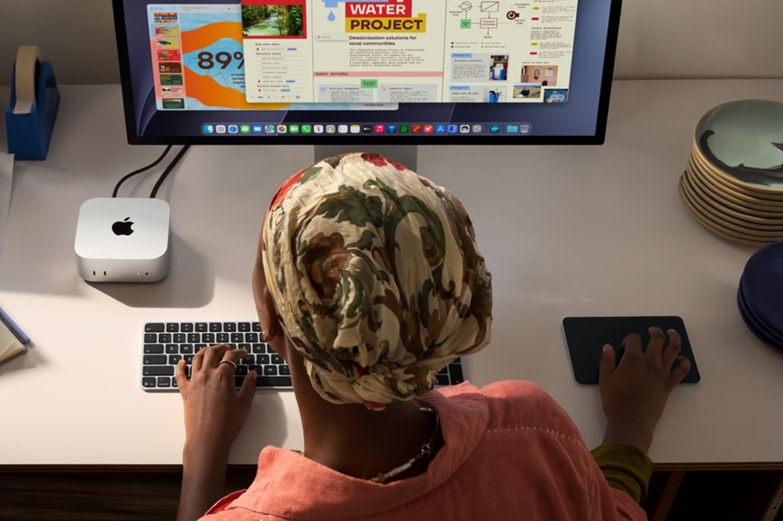 Nové Mac mini a Mac Studio sú tu. Apple stavil na obrí výkon aj AI pohľad na ženu pracujúcu pri Apple Mac mini