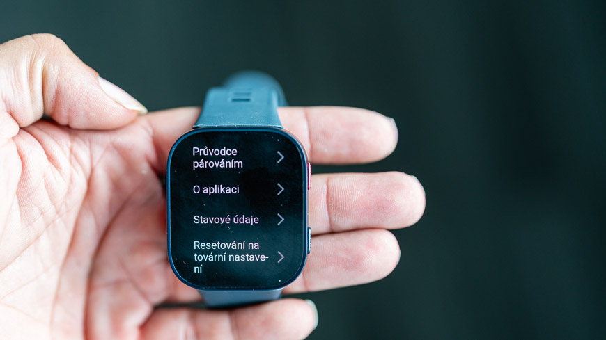 Recenzia: Inteligentné hodinky Amazfit Bip Max ponúknu maximálnu výbavu za minimálnu cenu detail hodinek Amazfit Bip Max položených na prstech