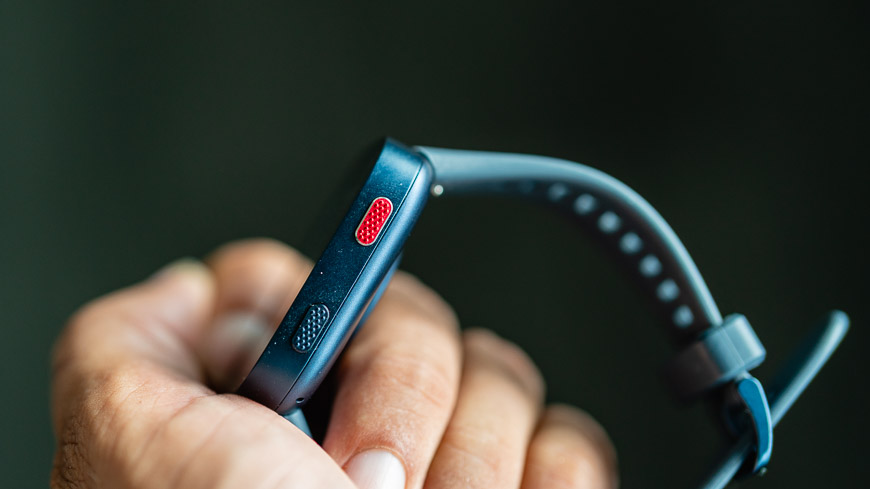 Recenzia: Inteligentné hodinky Amazfit Bip Max ponúknu maximálnu výbavu za minimálnu cenu detail bočního tlačítka u hodinky Amazfit Bip Max