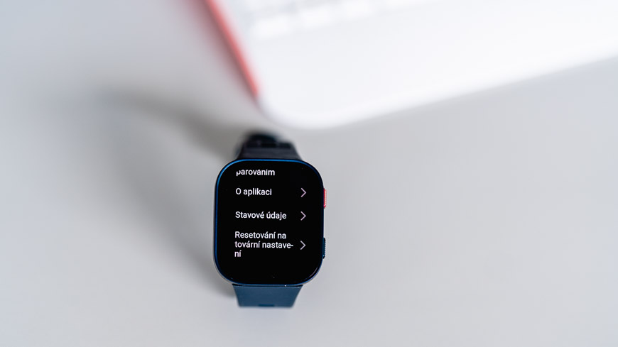 Recenzia: Inteligentné hodinky Amazfit Bip Max ponúknu maximálnu výbavu za minimálnu cenu hodinky Amazfit Max Bip Max položené na bílém stole