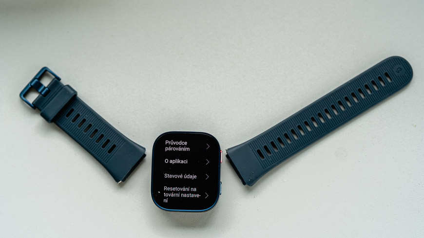Recenzia: Inteligentné hodinky Amazfit Bip Max ponúknu maximálnu výbavu za minimálnu cenu hodinky Amazfit Bip Max s náramkom položeným vedľa tela hodinek