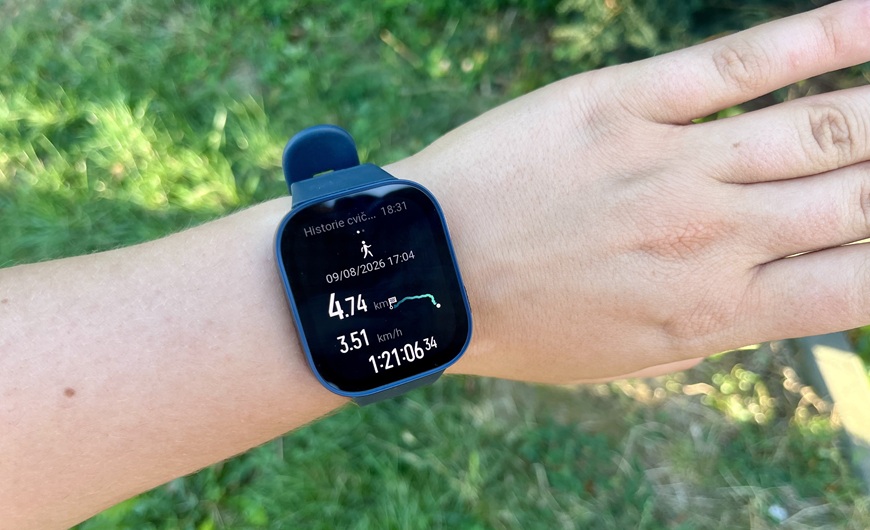 Recenzia: Inteligentné hodinky Amazfit Bip Max ponúknu maximálnu výbavu za minimálnu cenu hodinky Amazfit Bip Max na ruke recenzentky