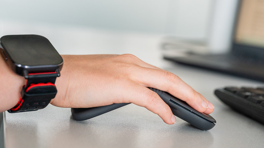 Recenzia: Logitech Mobi Fold – Myš, ktorú zložíte a schováte do vrecka detail ruky používajúcej skladaciu myš Logitech Mobi Fold