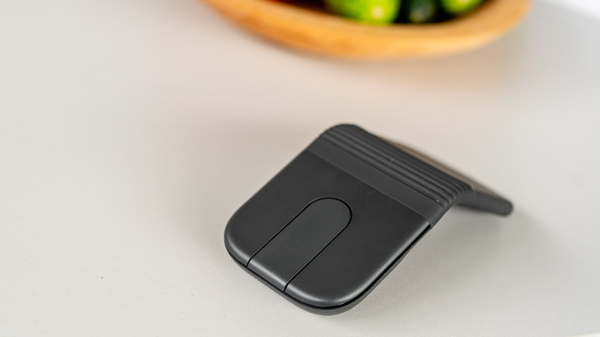 Recenzia: Logitech Mobi Fold – Myš, ktorú zložíte a schováte do vrecka ohybná myš Logitech Mobi Fold položená na stole