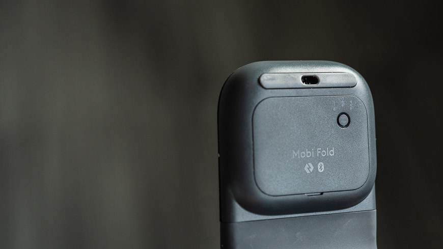 Recenzia: Logitech Mobi Fold – Myš, ktorú zložíte a schováte do vrecka pohľad na spodnú časť myši Logitech Mobi Fold