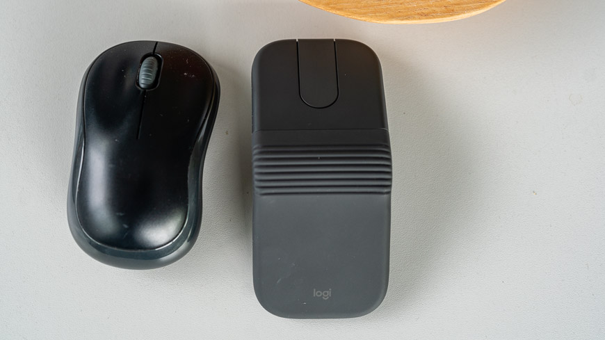 Recenzia: Logitech Mobi Fold – Myš, ktorú zložíte a schováte do vrecka skladacia myš Logitech Mobi Fold položená vedľa klasickej myši