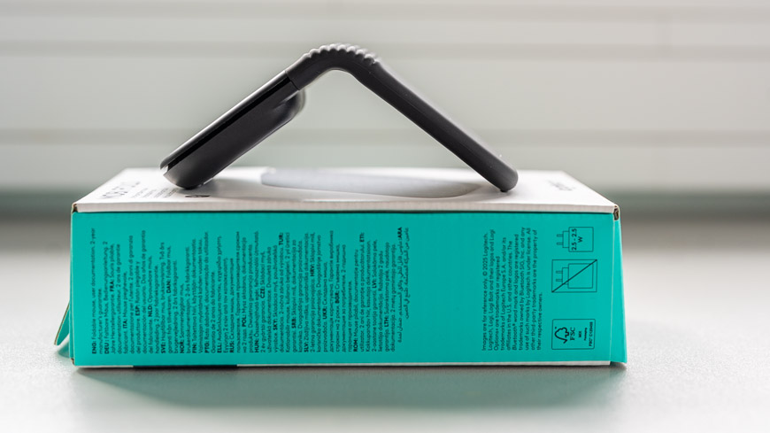 Recenzia: Logitech Mobi Fold – Myš, ktorú zložíte a schováte do vrecka pohľad zboku na myš Logitech Mobi Fold položenú na krabičke