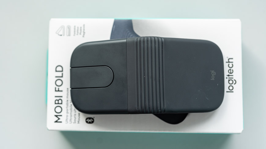 Recenzia: Logitech Mobi Fold – Myš, ktorú zložíte a schováte do vrecka skladacia myš Logitech Mobi Fold položená na krabičke