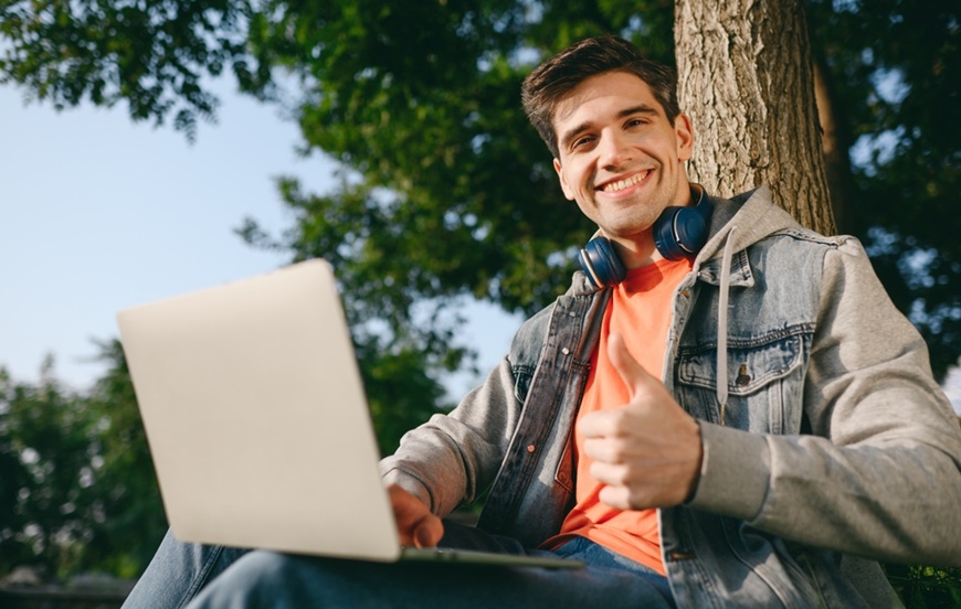 Ako dať notebook do továrenských nastavení? Zvládnete to sami bez servisu muž sedí na lavičke s notebookom na nohách