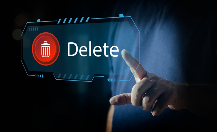 Ako dať notebook do továrenských nastavení? Zvládnete to sami bez servisu prst ukazuje na slovo delete