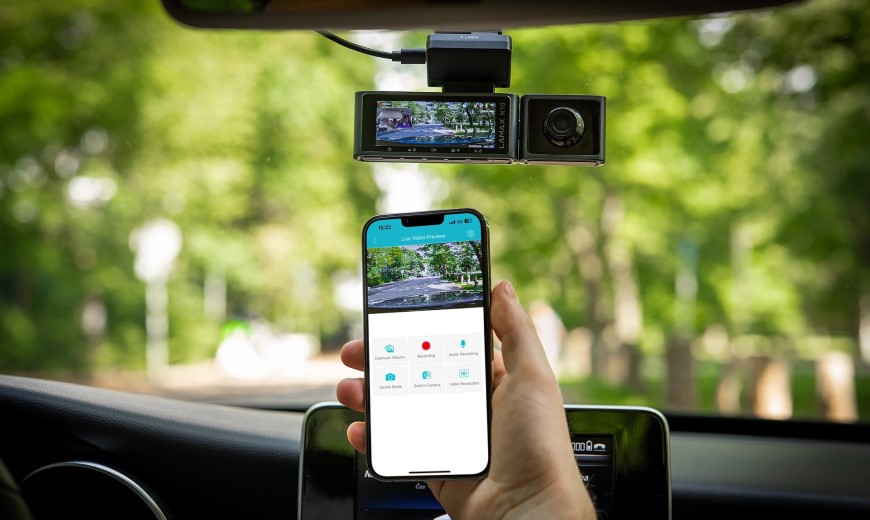 Autokamera s displejom prepojená s mobilným telefónom.