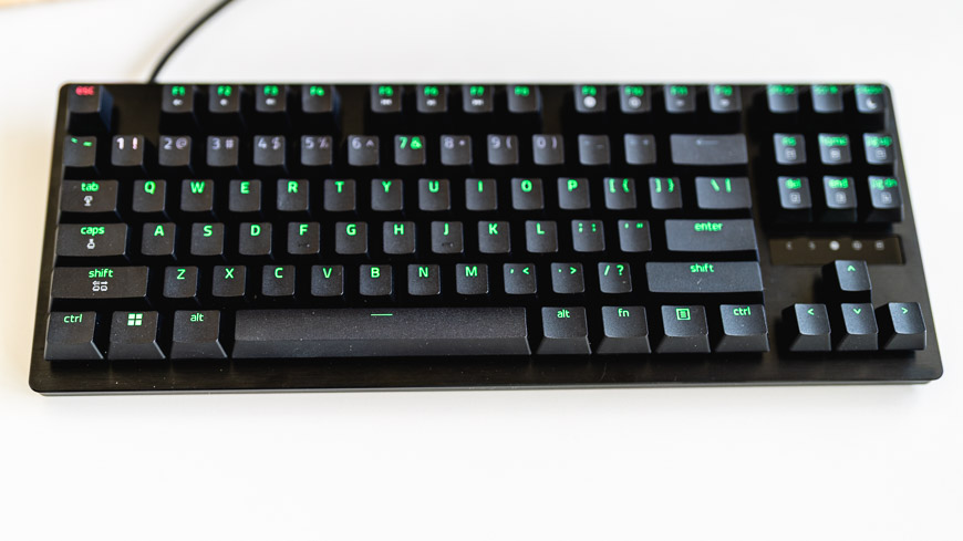 Herná klávesnica Razer Huntsman Tenkeyless V3 8KHz so zeleným podsvietením klávesov leží na stole